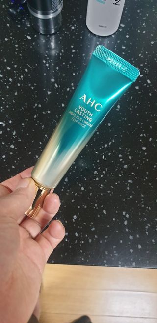 [NEW 탄력유턴 아이크림] AHC 유스 래스팅 리얼 아이크림 포 페이스 — 5점을 준 리뷰어가 2021년 3월 올린 사용 사진