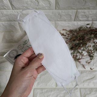 위케어 KF94 마스크 숨쉬기편한 귀안아픈마스크 국산원부자재 사용 식약처 승인 마스크 — 5점을 준 리뷰어가 2021년 3월 올린 사용 사진