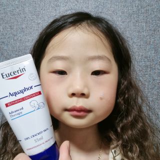 유세린 아쿠아퍼 리페어링 오인트먼트 1개 + 아쿠아퍼 SOS 립 리페어 1개 — 5점을 준 리뷰어가 2022년 2월 올린 사용 사진