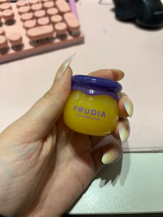 틱톡 [후르디아] 튼입술해결템 올리브영 블루베리 하이드레이팅 허니 립밤 — 5점을 준 리뷰어가 2023년 12월 올린 사용 사진