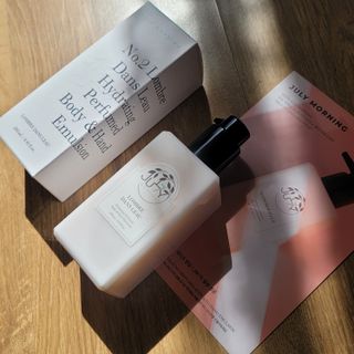줄라이 모닝 _ JULY MORNING 줄라이모닝 하이드레이팅 퍼퓸드 바디앤핸드 에멀젼 — 5점을 준 리뷰어가 2022년 3월 올린 사용 사진