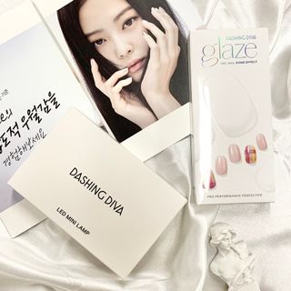 데싱디바 글레이즈 젤네일 네온체크 네일_4종 중 택 1 — 4점을 준 리뷰어가 2021년 8월 올린 사용 사진