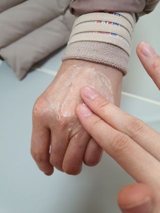 mom e 맘이 내추럴 베이비 케어 크림+바디오일 — 5점을 준 리뷰어가 2021년 1월 올린 사용 사진