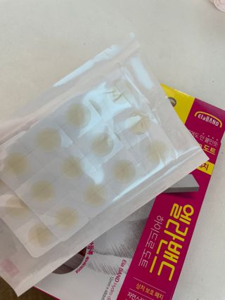 올리브영 엘라밴드 하이드로 도트 스팟패치 12mm, 티트리 — 5점을 준 리뷰어가 2022년 10월 올린 사용 사진