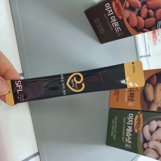 짜먹는 이지견과 짜먹는 이지아몬드, 짜먹는 이지허니피넛, 짜먹는 이지캐슈넛 각 10g X  10포 — 4점을 준 리뷰어가 2021년 2월 올린 사용 사진