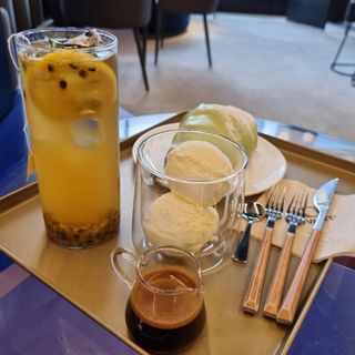 아방갤러리카페 용산아이파크몰점 [아방갤러리카페] 음료 택 2 +  베이커리 5종 중 택 1 — 5점을 준 리뷰어가 2021년 5월 올린 사용 사진