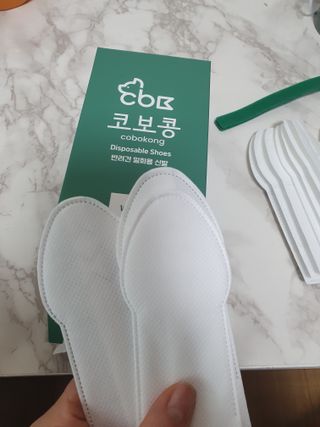 코보콩 에어슈즈 강아지 일회용 신발 소용량 패키지 20매 초경량  미끄럼방지 실내외 겸용 — 4점을 준 리뷰어가 2022년 2월 올린 사용 사진