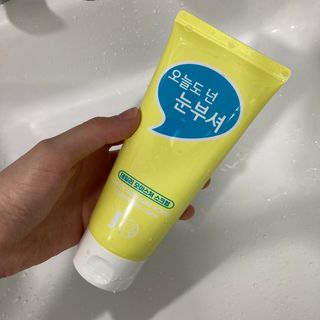 IO 아이오 오늘도 넌 눈부셔 - 데일리 스크럽 클렌징폼 — 5점을 준 리뷰어가 2021년 2월 올린 사용 사진
