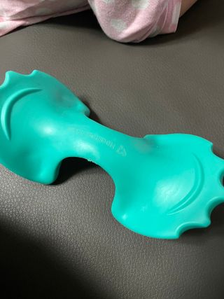 힐니스북 [힐마이넥]   거북목 통증완화를 위한 휴대용 목 안마기 — 4점을 준 리뷰어가 2022년 12월 올린 사용 사진