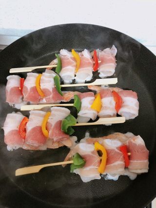 [다물꼬치] 삼겹새우롤꼬치 5개입 350g  + 데리야끼소스 120g + 매운고추소스 120g — 4점을 준 리뷰어가 2021년 12월 올린 사용 사진