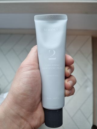 르핸스 퍼포밍 2 핸드&네일 비반트포렛/베티버포그 — 5점을 준 리뷰어가 2022년 12월 올린 사용 사진