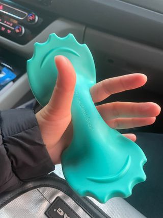 힐니스북 [힐마이넥]   거북목 통증완화를 위한 휴대용 목 안마기 — 5점을 준 리뷰어가 2022년 12월 올린 사용 사진