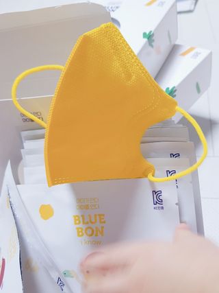 [블루 본 아이노우] 유아용 컬러마스크 40 PCS SET 2중 택 1 — 5점을 준 리뷰어가 2021년 4월 올린 사용 사진