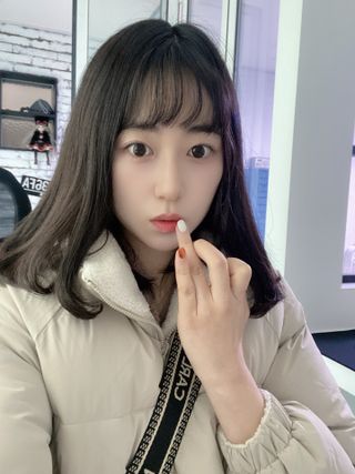 틱톡 [후르디아] 튼입술해결템 올리브영 블루베리 하이드레이팅 허니 립밤 — 5점을 준 리뷰어가 2023년 12월 올린 사용 사진