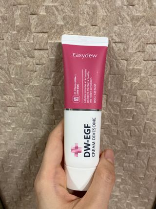 이지듀 DW-EGF 크림 다이브좀_콜라겐이 쏙쏙, 탄력피부로 다이빙 — 4.5점을 준 리뷰어가 2021년 3월 올린 사용 사진