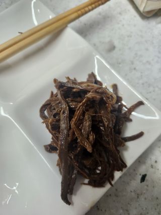 하나마이 [마마쿡] 전 청와대 천상현 셰프의 밑반찬  5종세트(소고기 장조림+연근조림+진미채+간장김자반+새우김자반) — 5점을 준 리뷰어가 2023년 4월 올린 사용 사진