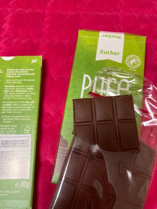 당류2g 자일리톨로 단맛을낸 슈카 퓨어비건 무설탕초콜릿 Xucker vegan 2개입 — 5점을 준 리뷰어가 2021년 4월 올린 사용 사진