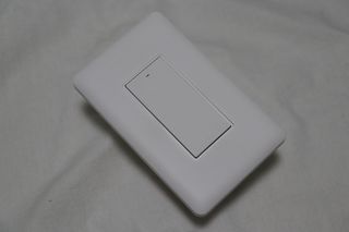 아카라 조명 스위치를 누워서 끄는 방법 (스마트 조명 스위치 2구 + 무선 리모트 스위치 1구 T1, 스마트 허브 E1) — 4점을 준 리뷰어가 2021년 11월 올린 사용 사진