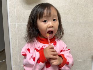 치과에서 쓰는 치약 _ 라벨제로 저불소 꼬마, 키즈, 유아, 베이비, 주니어 안전한 어린이치약 — 5점을 준 리뷰어가 2022년 11월 올린 사용 사진
