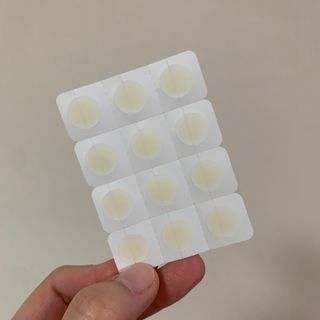 올리브영 엘라밴드 하이드로 도트 스팟패치 12mm, 티트리 — 4.5점을 준 리뷰어가 2022년 10월 올린 사용 사진