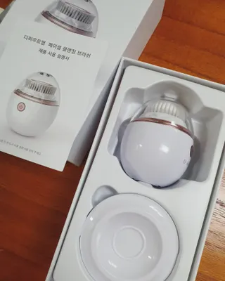 디하우트 랩 디하우트랩 클렌징 피부관리기 진동클렌저 실리콘+2종 인조모 브러시 — 5점을 준 리뷰어가 2021년 12월 올린 사용 사진