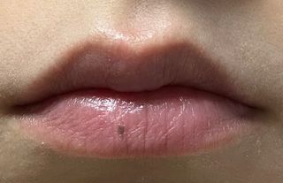 틱톡 [후르디아] 튼입술해결템 올리브영 블루베리 하이드레이팅 허니 립밤 — 5점을 준 리뷰어가 2024년 3월 올린 사용 사진