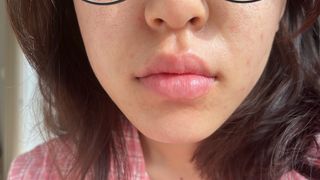 틱톡 [후르디아] 튼입술해결템 올리브영 블루베리 하이드레이팅 허니 립밤 — 5점을 준 리뷰어가 2023년 12월 올린 사용 사진