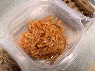 하나마이 [마마쿡] 전 청와대 천상현 셰프의 밑반찬  5종세트(소고기 장조림+연근조림+진미채+간장김자반+새우김자반) — 4점을 준 리뷰어가 2023년 4월 올린 사용 사진