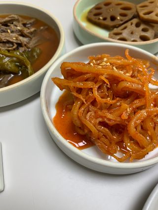 하나마이 [마마쿡] 전 청와대 천상현 셰프의 밑반찬  5종세트(소고기 장조림+연근조림+진미채+간장김자반+새우김자반) — 5점을 준 리뷰어가 2023년 4월 올린 사용 사진
