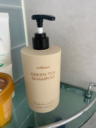 프리마인 더이상 뻣뻣하고 효과없는 탈모샴푸는 NO. 근본부터 케어하는 셀베이스 그린티샴푸(500ml) — 5점을 준 리뷰어가 2023년 4월 올린 사용 사진