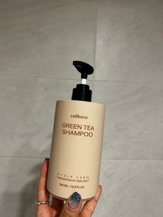 프리마인 더이상 뻣뻣하고 효과없는 탈모샴푸는 NO. 근본부터 케어하는 셀베이스 그린티샴푸(500ml) — 5점을 준 리뷰어가 2023년 4월 올린 사용 사진