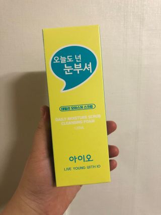 IO 아이오 오늘도 넌 눈부셔 - 데일리 스크럽 클렌징폼 — 5점을 준 리뷰어가 2021년 2월 올린 사용 사진