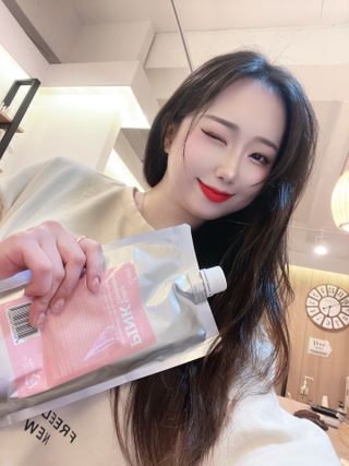 [유니프] 헤어 샤이니 핑크 컬러 트리트먼트 500g — 5점을 준 리뷰어가 2023년 11월 올린 사용 사진