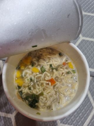 NISSIN 닛신 컵누들  4종 - 씨푸드오리지날, 씨푸드 스파이시, 씨푸드 커리, 씨푸드 XO소스 — 5점을 준 리뷰어가 2022년 3월 올린 사용 사진