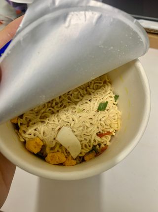 NISSIN 닛신 컵누들  4종 - 씨푸드오리지날, 씨푸드 스파이시, 씨푸드 커리, 씨푸드 XO소스 — 5점을 준 리뷰어가 2023년 1월 올린 사용 사진