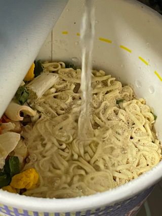 NISSIN 닛신 컵누들  4종 - 씨푸드오리지날, 씨푸드 스파이시, 씨푸드 커리, 씨푸드 XO소스 — 5점을 준 리뷰어가 2022년 4월 올린 사용 사진