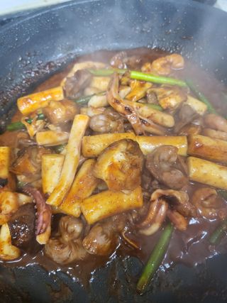 화끈한녀석들 새오똥400g 새우,오징어,똥집 볶음요리 소스,밀떡, 참기름 포함 — 5점을 준 리뷰어가 2022년 12월 올린 사용 사진