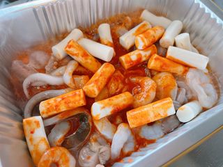 화끈한녀석들 새오똥400g 새우,오징어,똥집 볶음요리 소스,밀떡, 참기름 포함 — 5점을 준 리뷰어가 2022년 12월 올린 사용 사진