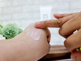 [AHC] 세이프온 에센스 선크림 올리브영 스페셜 증정 기획세트 — 5점을 준 리뷰어가 2022년 6월 올린 사용 사진
