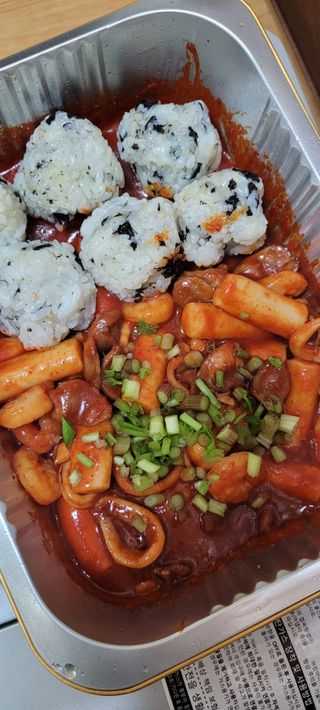 화끈한녀석들 새오똥400g 새우,오징어,똥집 볶음요리 소스,밀떡, 참기름 포함 — 5점을 준 리뷰어가 2022년 11월 올린 사용 사진