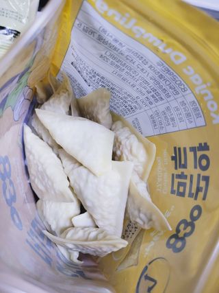 (주)성경순만두 곤약만두.콘치즈만두,삼각당면만두,당면 야끼만두,대구전통 납작만두,떡뽁이 매콤소스,달콤소스 — 5점을 준 리뷰어가 2023년 4월 올린 사용 사진