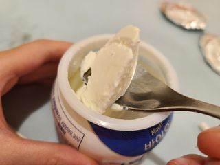 매일바이오 그릭요거트 오리지널 플레인 4개, 로스터리 커피믹스 4개 — 3.5점을 준 리뷰어가 2021년 12월 올린 사용 사진