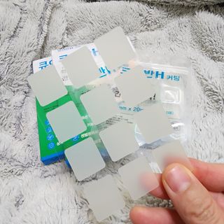 [큐어반H 커팅] 간편하게 떼서 쓰는 자외선차단 습윤밴드 (1팩/30매입) — 5점을 준 리뷰어가 2022년 12월 올린 사용 사진