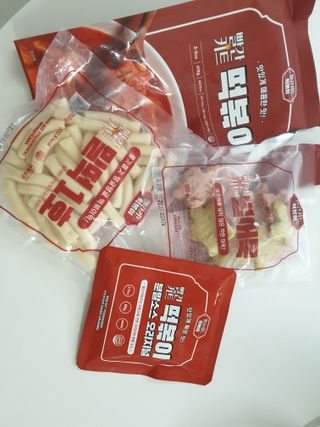 빨간키트 떡볶이 밀키트 2~3인분 매운맛 국물 떡볶이 만들기 쉬운 황금 레시피 분말 소스로 간편한 요리 — 5점을 준 리뷰어가 2021년 10월 올린 사용 사진