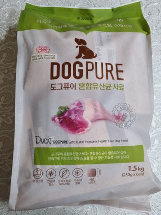 도그퓨어 피부와모질/혼합유산균/글루코사민 유기농 로스팅 사료 — 3점을 준 리뷰어가 2021년 9월 올린 사용 사진