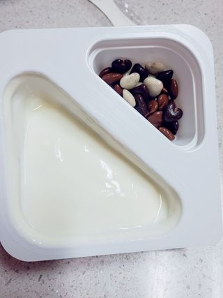 남양유업 또깍 접어 떠먹는 불가리스 2종 — 5점을 준 리뷰어가 2021년 1월 올린 사용 사진