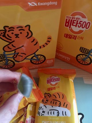 광동생활건강 [광동] 비타500데일리스틱 수능 패키지 (70+굿즈) 뚱랑이 수능엽서+쇼핑백 — 5점을 준 리뷰어가 2022년 11월 올린 사용 사진