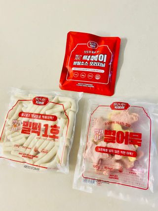 빨간키트 떡볶이 밀키트 2~3인분 매운맛 국물 떡볶이 만들기 쉬운 황금 레시피 분말 소스로 간편한 요리 — 3.5점을 준 리뷰어가 2021년 8월 올린 사용 사진