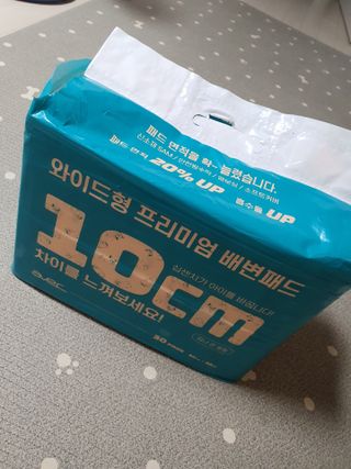 아베크 펫 와이드 프리미엄 대형 애견 강아지 배변 패드 30매 1팩 80g — 5점을 준 리뷰어가 2021년 7월 올린 사용 사진
