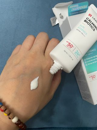 리더스코스메틱 리더스 카밍 바이오틱스 선 에센스 SPF 50+ PA++++ — 5점을 준 리뷰어가 2022년 8월 올린 사용 사진